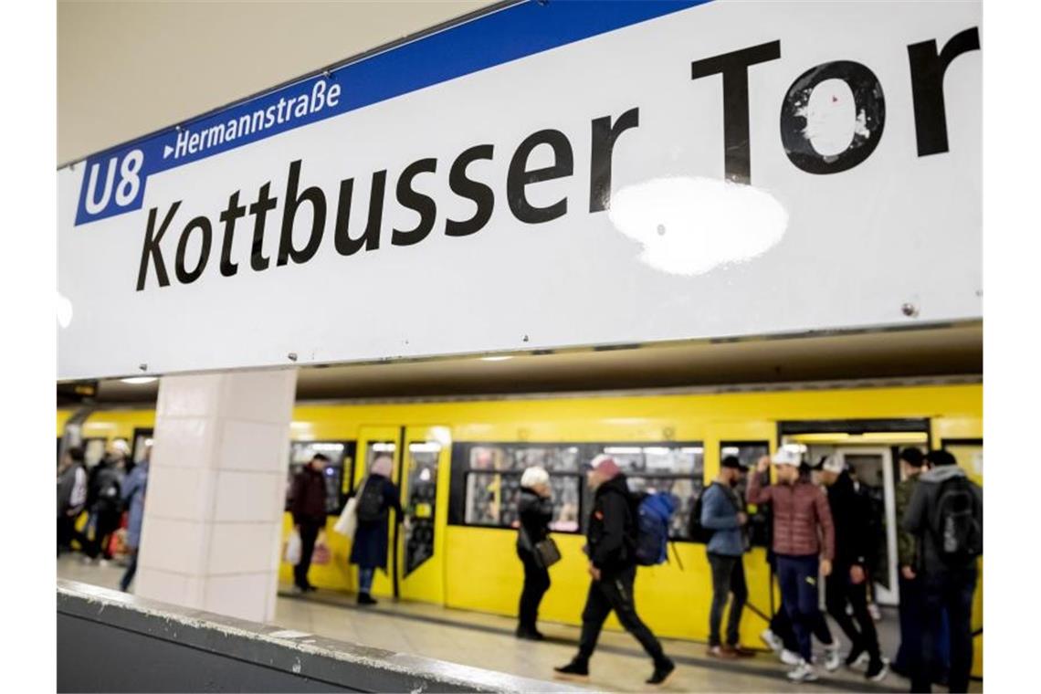 Eine U-Bahn der Linie 8 im Bahnhof Kottbusser Tor in Berlin-Kreuzberg. Foto: Christoph Soeder/dpa