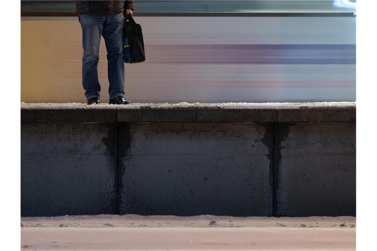 Eine U-Bahn der Stuttgarter Straßenbahnen fährt an einer Haltestelle hinter einem Mann ab. Foto: Sebastian Gollnow/dpa
