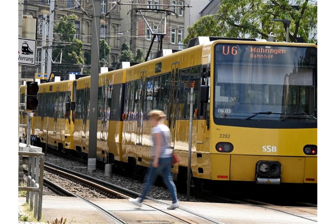 Eine U-Bahn fährt in Stuttgart in der Stadt. Foto: Bernd Weißbrod/dpa/Archivbild