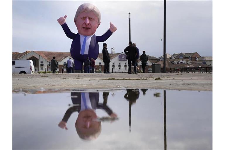 Eine über neun Meter große aufblasbare Figur von Großbritanniens Premierminister Boris Johnson wurde im nordostenglischen Hartlepool aufgestellt. Foto: Owen Humphreys/PA Wire/dpa
