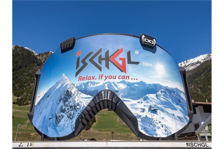 Eine überdimensionale Skibrille mit dem Logo des Skigebiet „Ischgl“. Foto: Expa/Johann Groder/APA/dpa/Symbolbild
