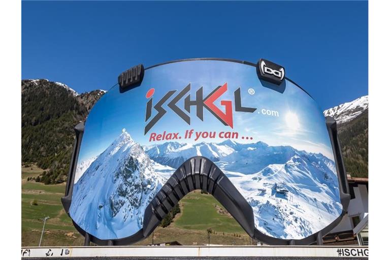 Eine überdimensionale Skibrille mit dem Logo des Skigebiet „Ischgl“. Foto: Expa/Johann Groder/APA/dpa