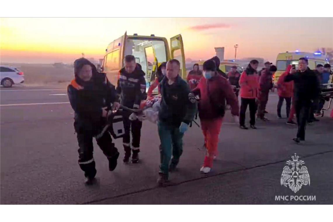 Baku geht von russischem Treffer auf Flugzeug aus Eine überlebende Person wird nach dem Flugzeugunglück abtransportiert.