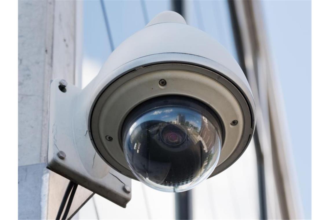 BKA: „Grundsätzlicher Handlungsbedarf“ bei Videoüberwachung Eine Überwachungskamera der Polizei Hannover. Foto: Julian Stratenschulte/dpa
