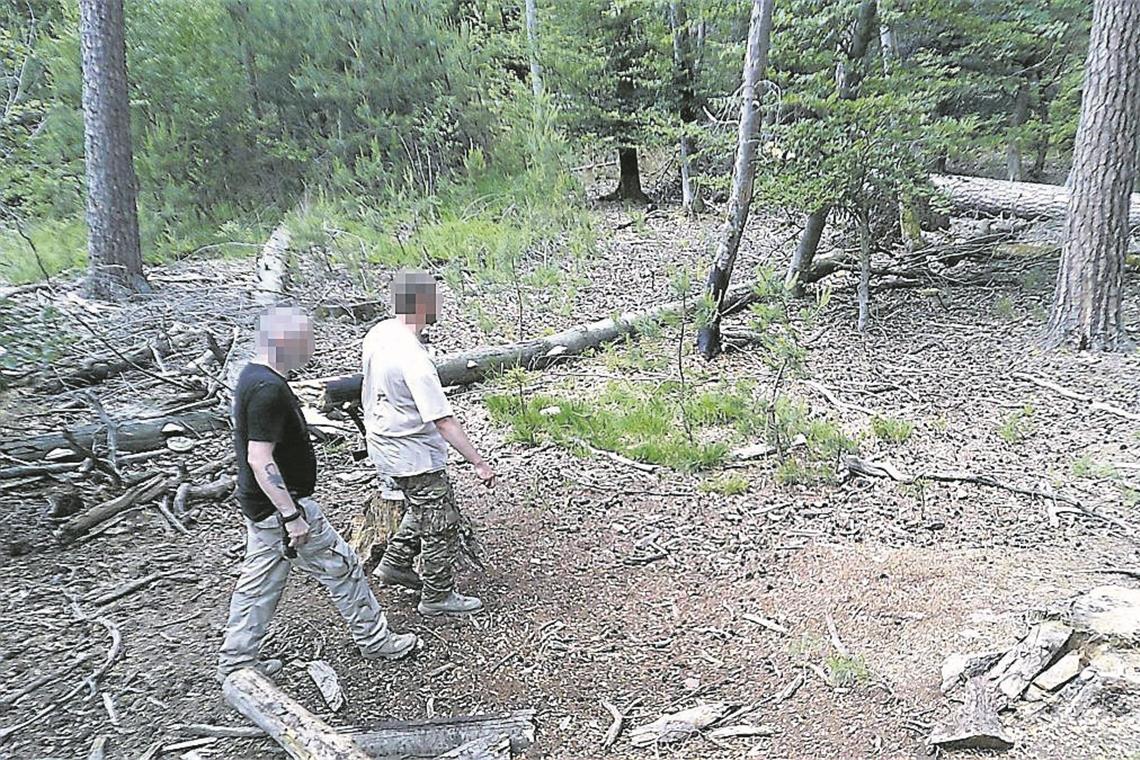 Eine Überwachungskamera im Wald hat die beiden mutmaßlichen Entführer im Bild festgehalten. Foto: Police nationale