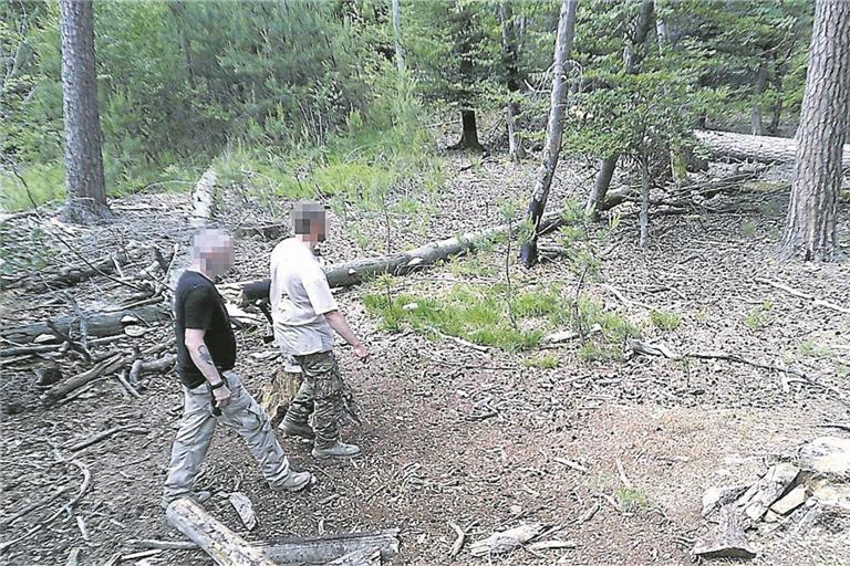 Eine Überwachungskamera im Wald hat die beiden mutmaßlichen Entführer im Bild festgehalten. Foto: Police nationale