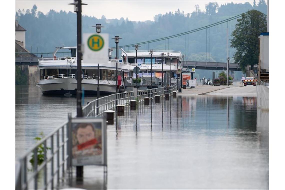 Hochwasserlage im Südosten Bayerns entspannt sich Eine Uferstraße in der Altstadt von Passau ist von der Donau überschwemmt worden. Foto: Sven Hoppe/dpa