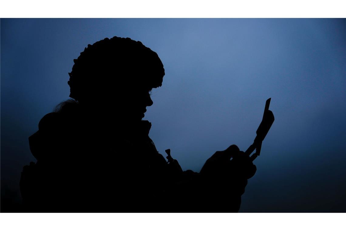 Eine ukrainische Drohnenoperatorin fliegt eine Vampire-Drohne.