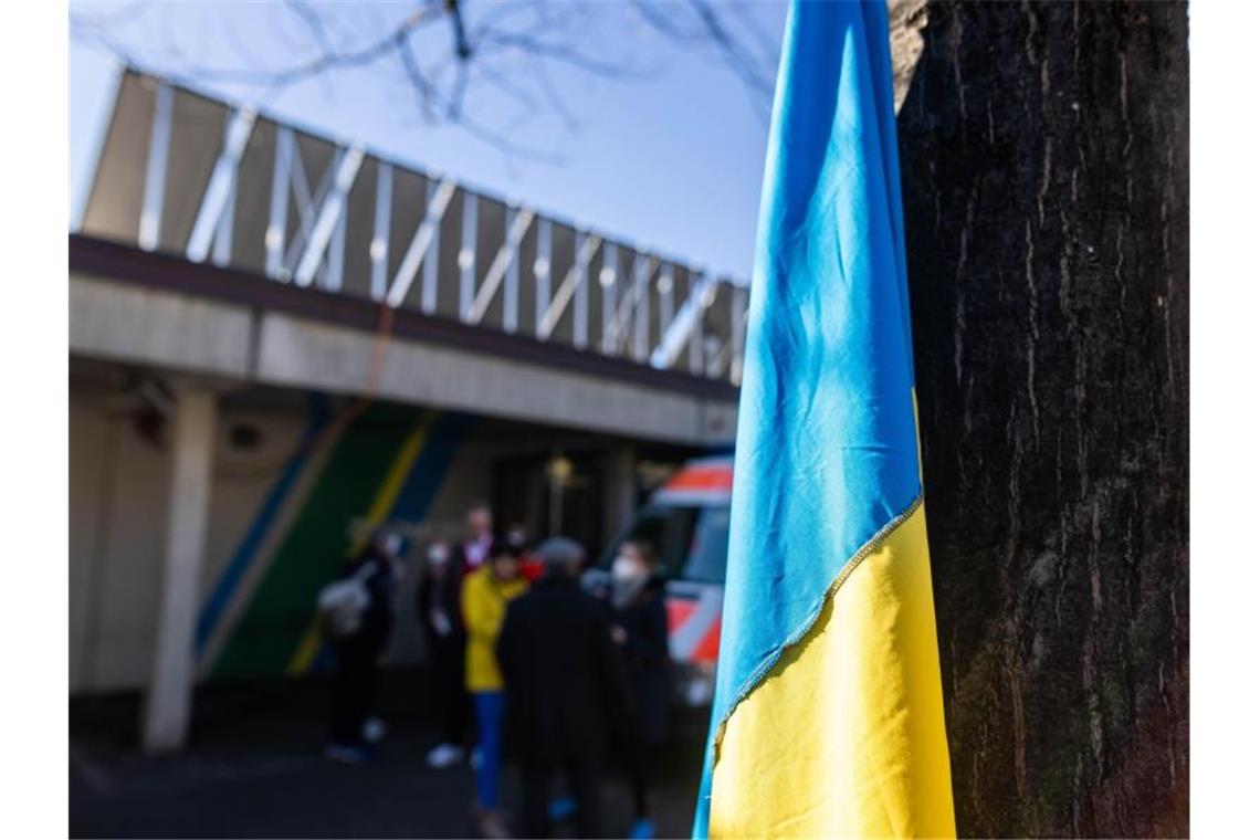 Rund 170 Heimkinder nach Baden-Württemberg evakuiert Eine ukrainische Flagge hängt vor dem Eingang zur Wentzingerhalle. Foto: Philipp von Ditfurth/dpa