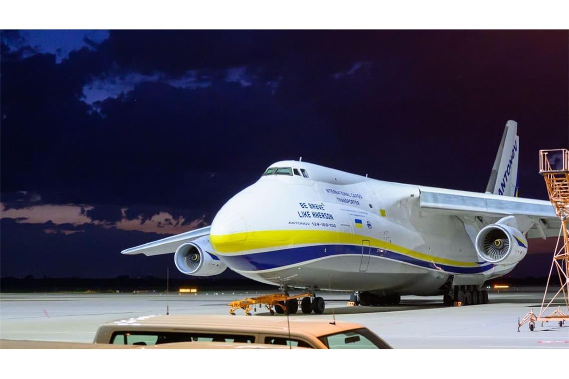 Eine ukrainische Frachtmaschine vom Typ Antonow AN-124 steht am 5. August 2026 auf dem Flughafen Leipzig/Halle. Nach dem nächtlichen Drohnen-Vorfall haben Spezialisten der Bundespolizei eine Drohne mit einer Sprengvorrichtung entschärft.