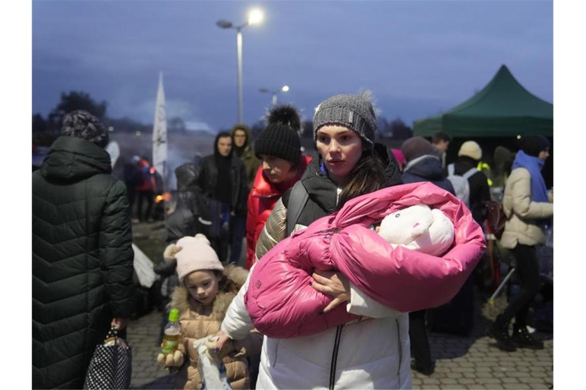 Immer mehr Menschen fliehen aus der Ukraine Eine ukrainische Frau erreicht mit ihrem Baby die polnische Grenzstadt Medyka. Foto: Markus Schreiber/AP/dpa