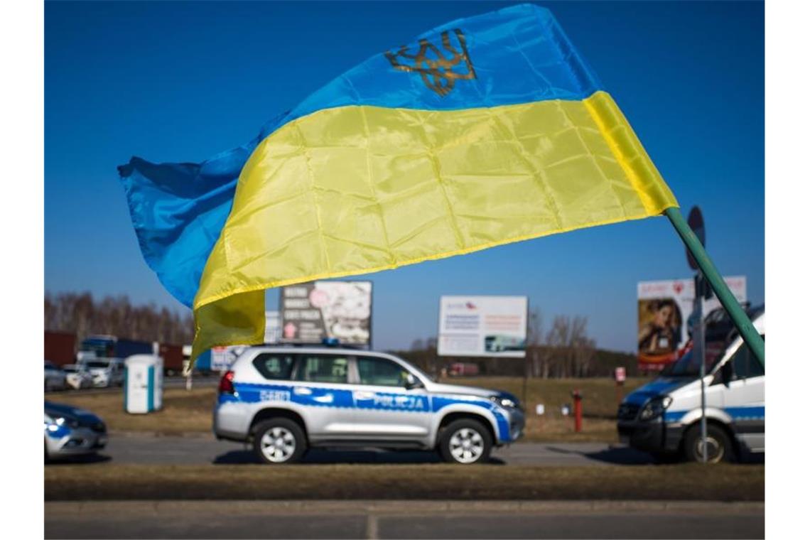 Der deutsche Sport hilft in der Ukraine-Krise Eine ukrainische Landesfahne ist am polnisch-belarussischen Grenzübergang Koroszczyn zu sehen. Foto: Bartlomiej Wojtowicz/PAP/dpa