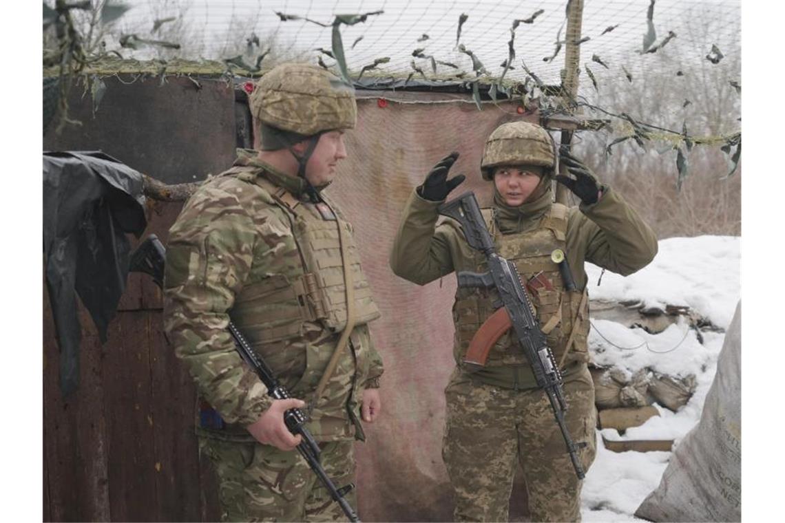 Putin warnt vor Kriegsgefahr bei Nato-Aufnahme der Ukraine Eine ukrainische Soldatin (r) und ein Kamerad an der Frontlinie in Luhansk. Foto: Vadim Ghirda/AP/dpa