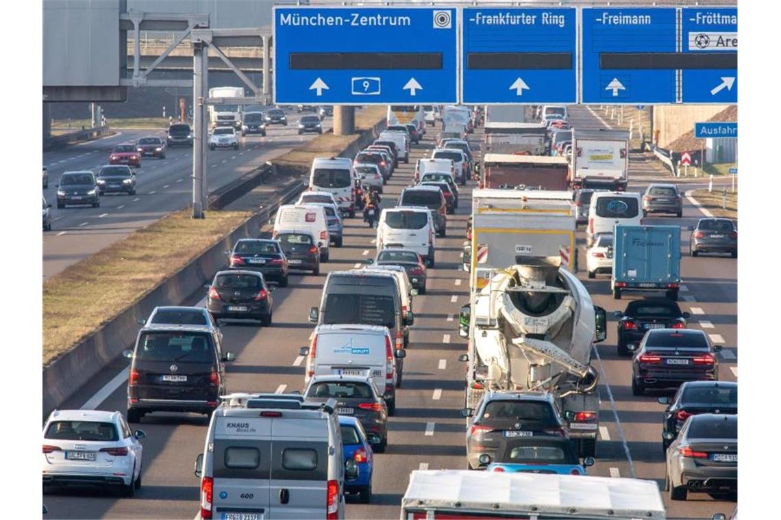 Eine Umfrage bestätigt den Eindruck, dass Menschen in der Corona-Krise am liebsten Auto fahren. Foto: Peter Kneffel/dpa