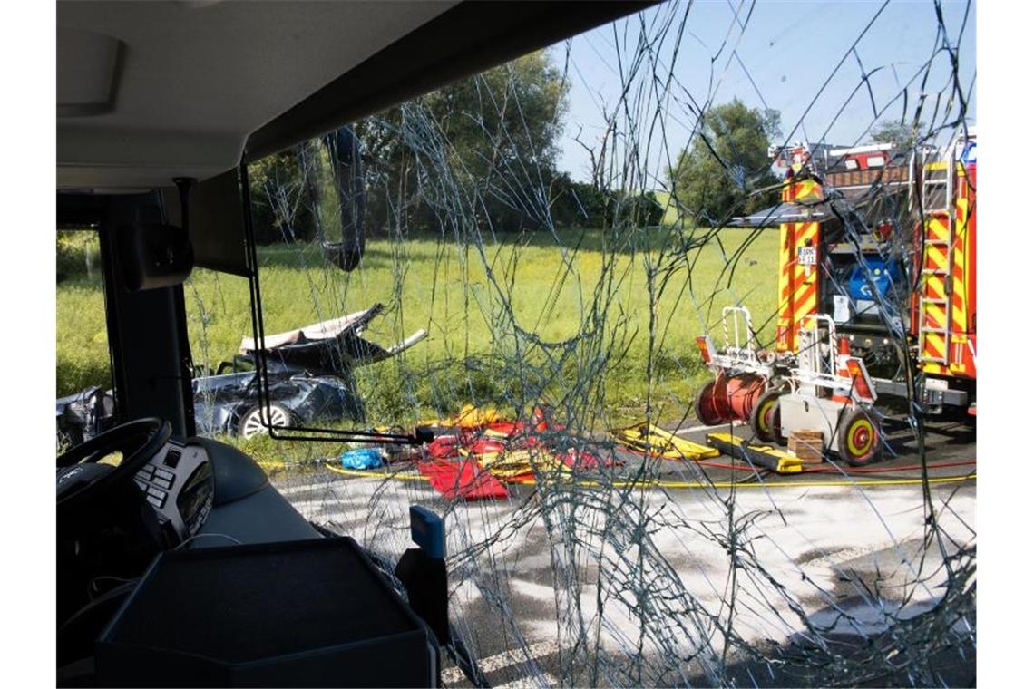 Eine Unfallstelle ist nahe der Autobahnabfahrt Arnstadt Nord durch die gesprungene Scheibe eines Reisebusses zu sehen. Foto: Michael Reichel