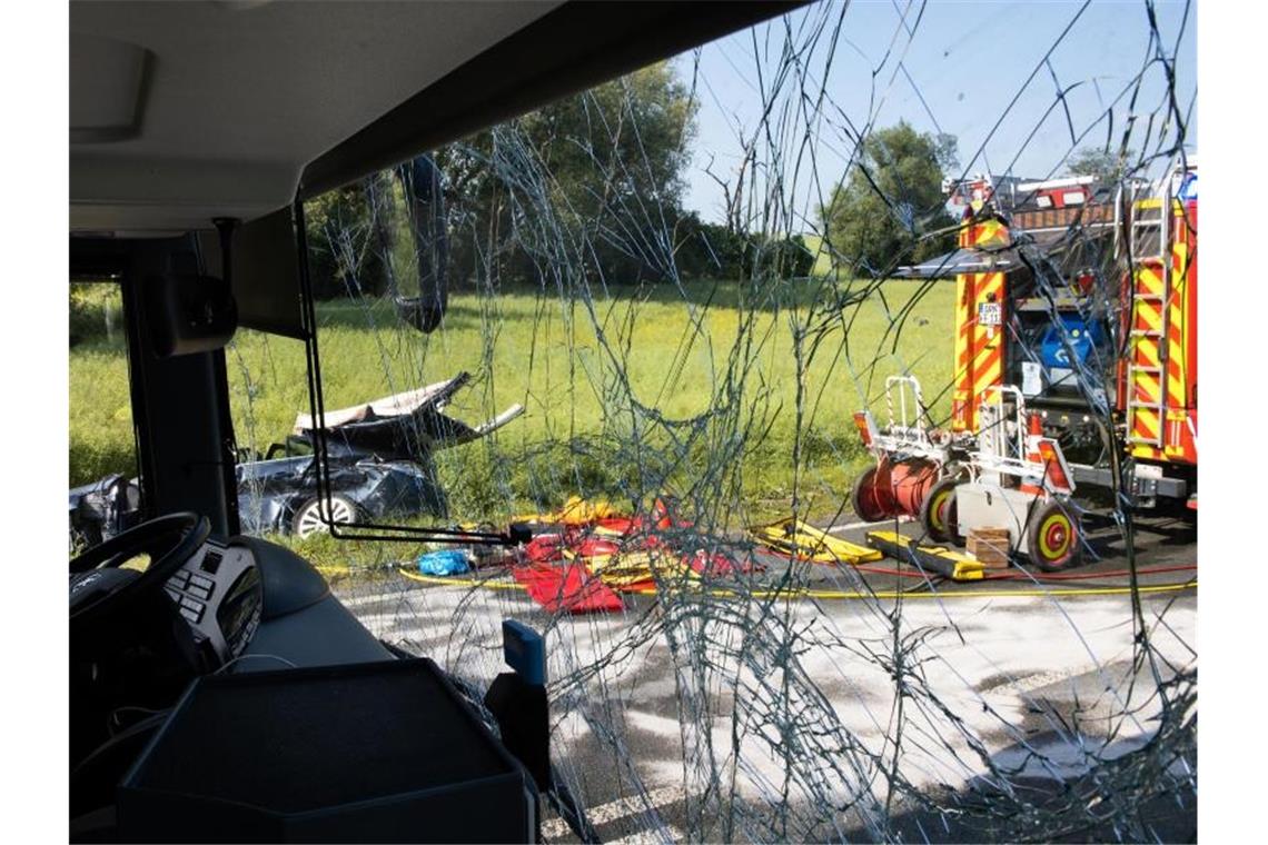 Mehrere Verletzte nach Reisebus-Unfall mit Schulkindern Eine Unfallstelle ist nahe der Autobahnabfahrt Arnstadt Nord durch die gesprungene Scheibe eines Reisebusses zu sehen. Foto: Michael Reichel
