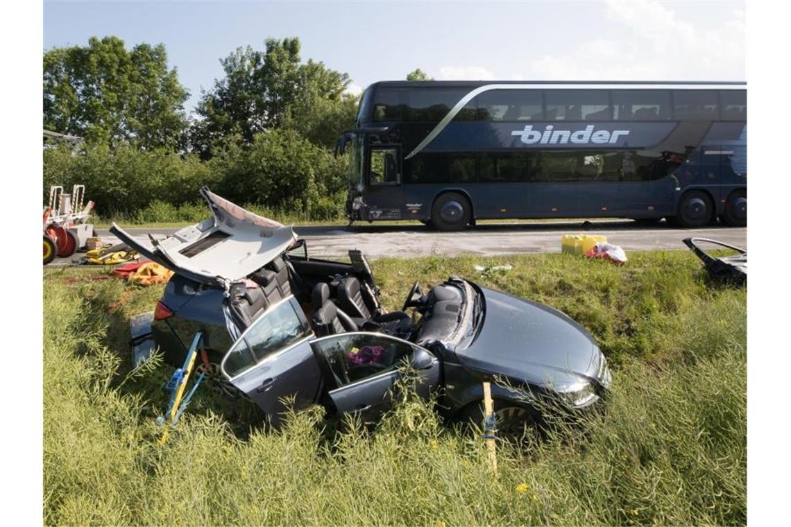 Ermittlungen laufen nach Busunglück mit 28 Verletzten Eine Unfallstelle ist nahe der Autobahnabfahrt Arnstadt Nord (Thüringen) zu sehen. Foto: Michael Reichel/dpa-Zentralbild