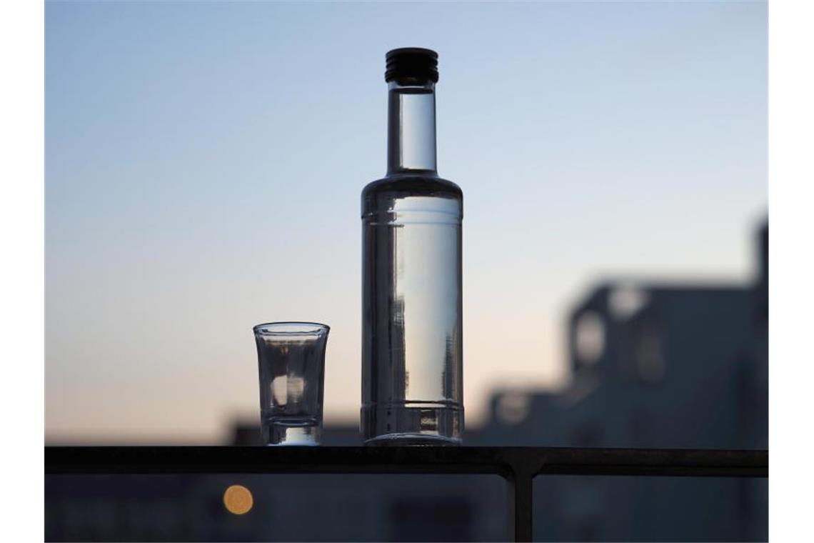 Eine ungeöffnete Flasche Schnaps steht am Abend neben einem leeren Glas. Foto: Soeren Stache/dpa-Zentralbild/ZB/Symbolbild