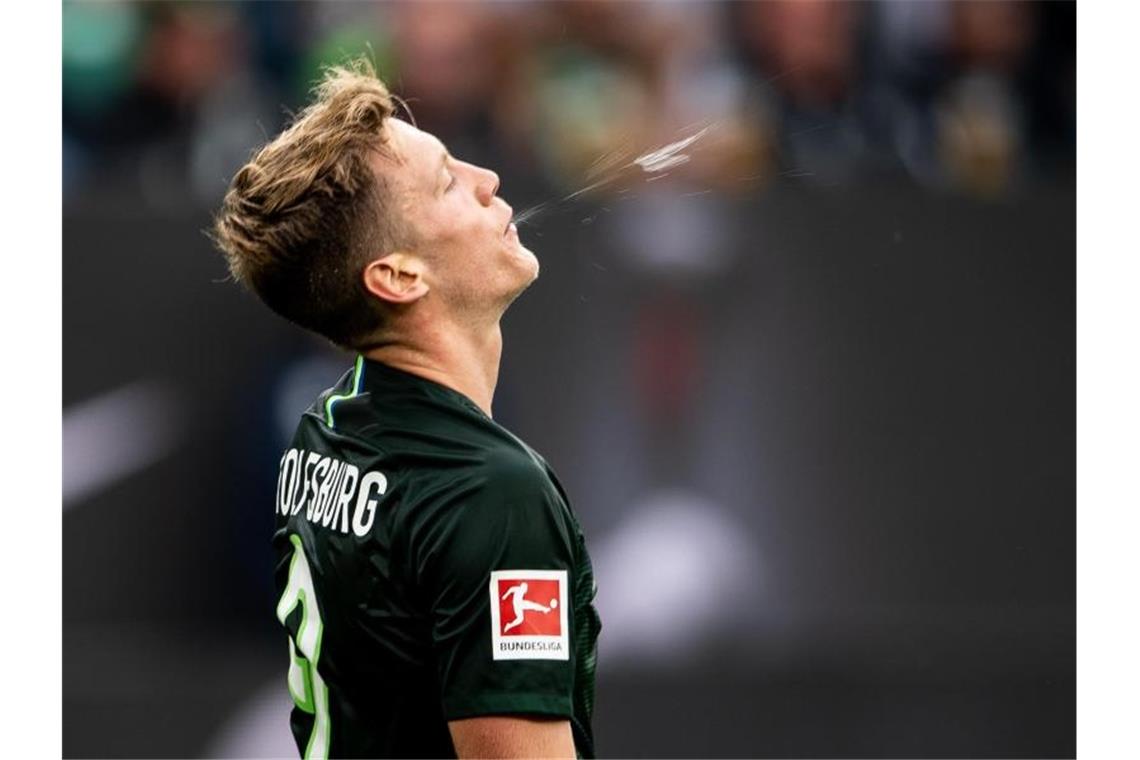 Spucken verboten: Strenge Maßnahmen für die Geisterspiele Eine Unsitte bei Fußballprofis wurde zum Neustart gleich einkassiert: „Ausstoß von Speichel (Spucken) vermeiden“ heißt es. Foto: Swen Pförtner/dpa
