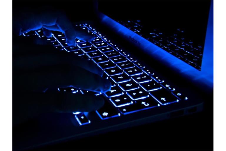 Eine unterleuchtete Tastatur. Foto: Franziska Gabbert/Archivbild