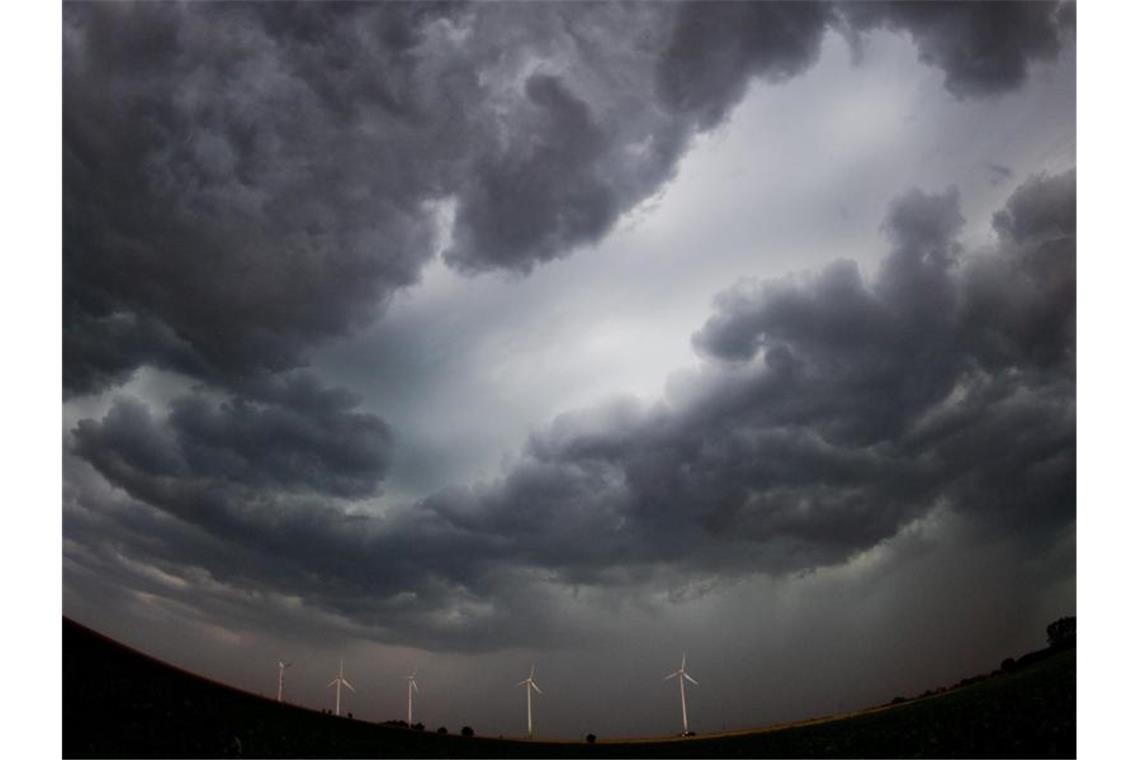 Eine Unwetterfront zieht auf. Foto: Julian Stratenschulte/Archivbild