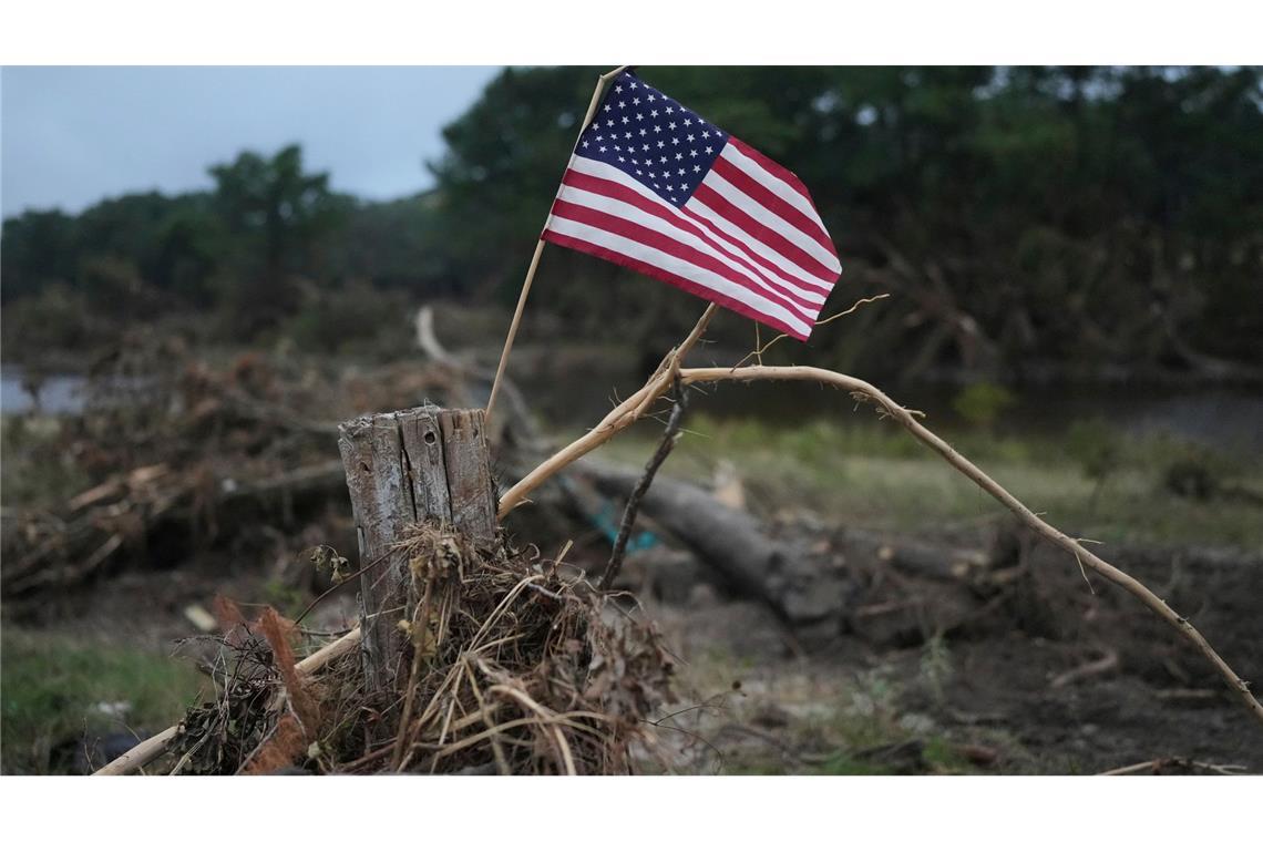 Medien: Rund 130 Tote nach US-Sturzfluten Eine US-Flagge.