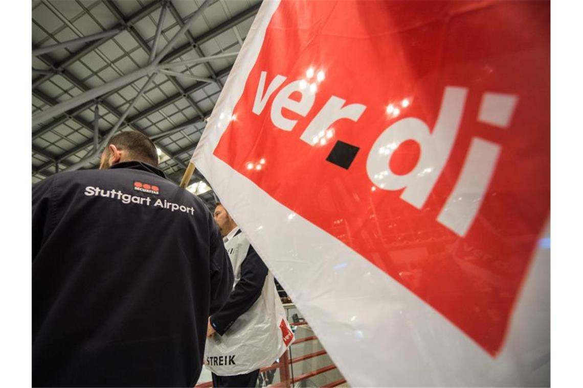 Verdi-Chef Gross: Konkretere Vorgaben für die Notbetreuung Eine Verdi-Flagge. Foto: picture alliance / dpa