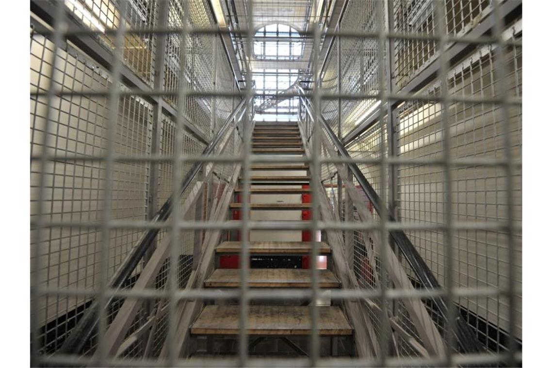 Eine vergitterte Treppe in der Justizvollzugsanstalt in Mannheim. Foto: Ronald Wittek/dpa/Archivbild