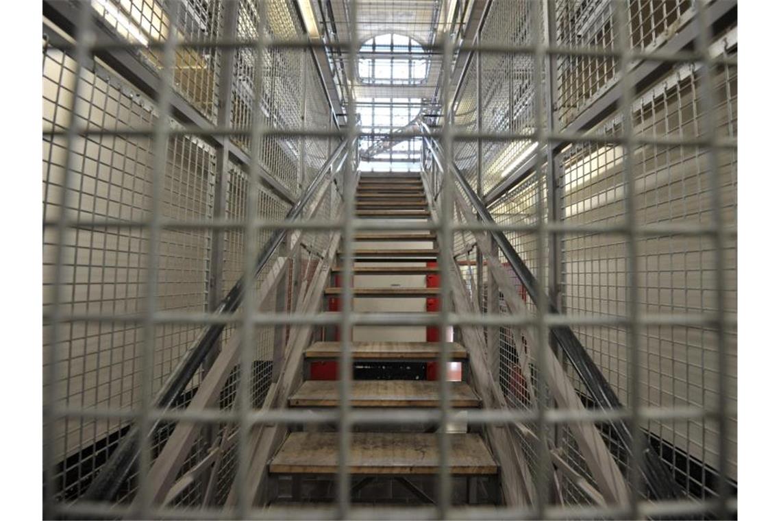 Zweiter infizierter Häftling im Land auch in Mannheim Eine vergitterte Treppe in der Justizvollzugsanstalt in Mannheim. Foto: Ronald Wittek/dpa/Archivbild