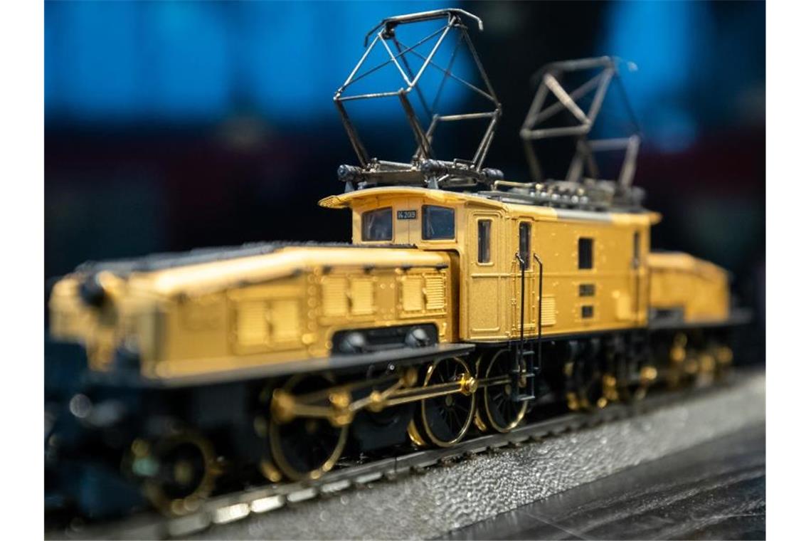 Eine vergoldete Güterzug-Elektrolokomotive von Märklin auf dem Stand des Unternehmens bei der Nürnberger Spielwarenmesse. Foto: Daniel Karmann/dpa