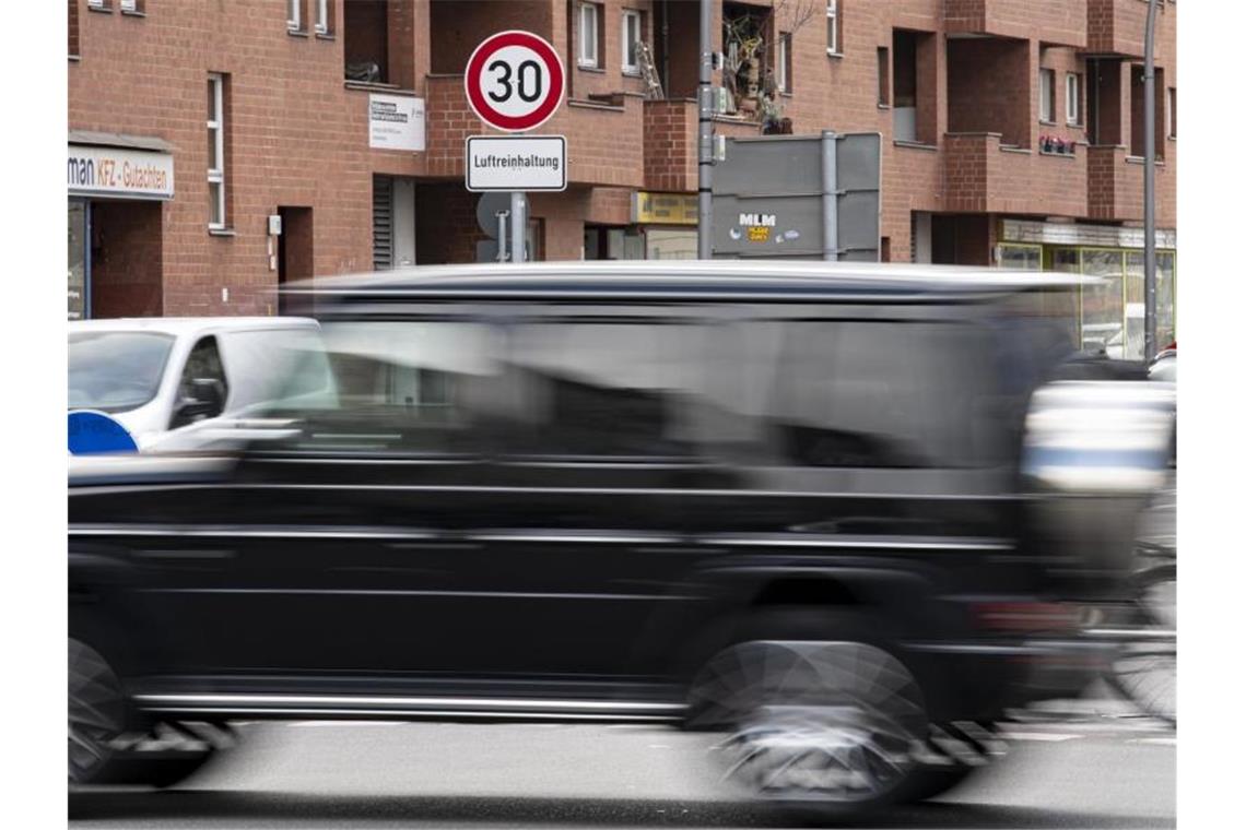 Eine Verkehrsschild weißt auf die Geschwindigkeitsbegrenzung von 30 km/h hin. Foto: Fabian Sommer/dpa