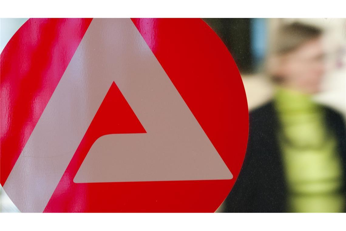 Eine verlängerte Bezugsdauer des Kurzarbeitergelds kostet die Bundesagentur für Arbeit viele Millionen Euro, die allerdings von Arbeitgeber und Versicherten stammen.