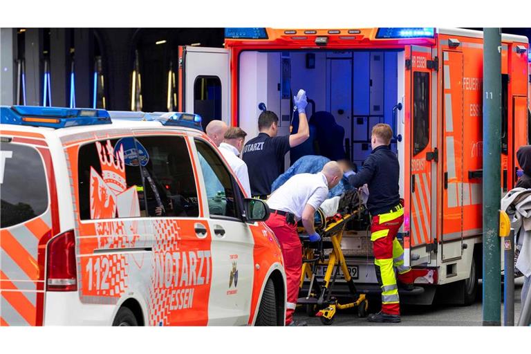 Eine verletzte Frau wird von Rettungskräften versorgt.