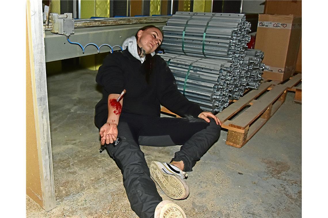 Eine Verletzte in der Fabrikhalle. Feuerwehr-Jugend-Großübung „Rescue Base Alpha...