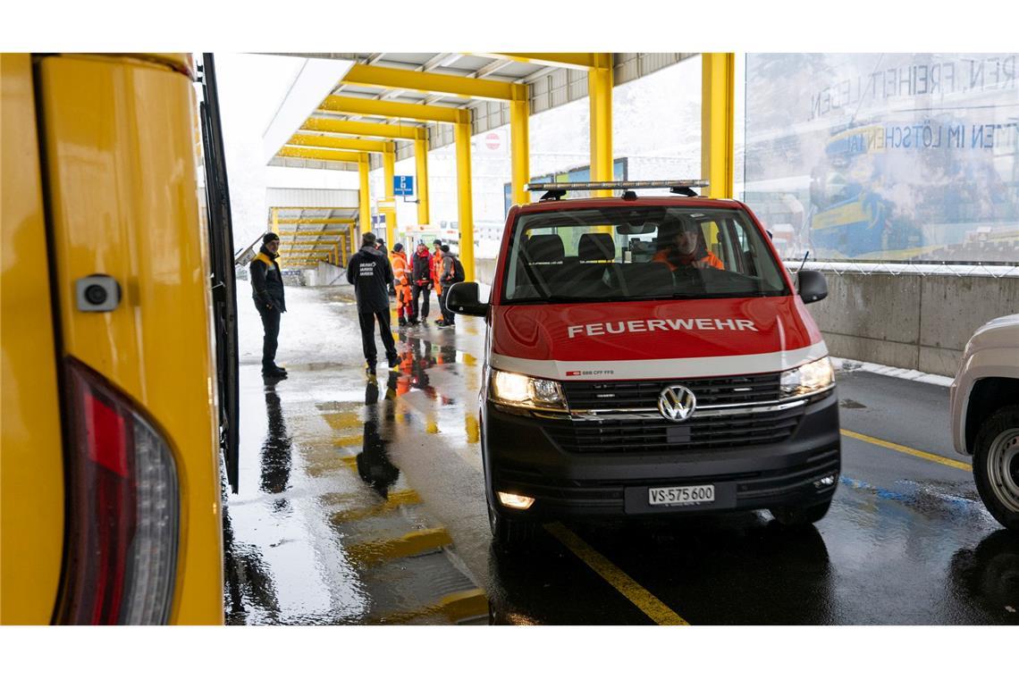 Zug in der Schweiz entgleist - Lawine als mögliche Ursache