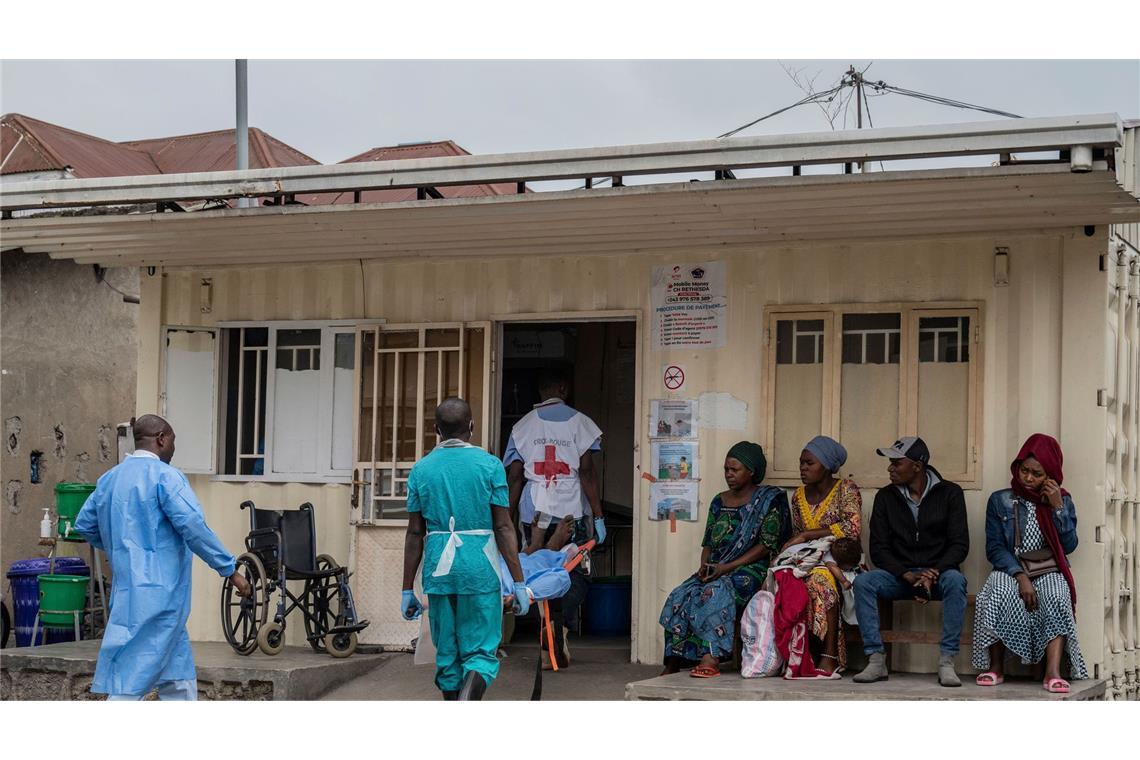 Vereinzelter Widerstand in Goma hält an - Kliniken überfüllt Eine verletzte Person wird in Goma in ein Krankenhaus gebracht. Die humanitäre Situation spitzte sich zuletzt weiter zu. (Archivbild)