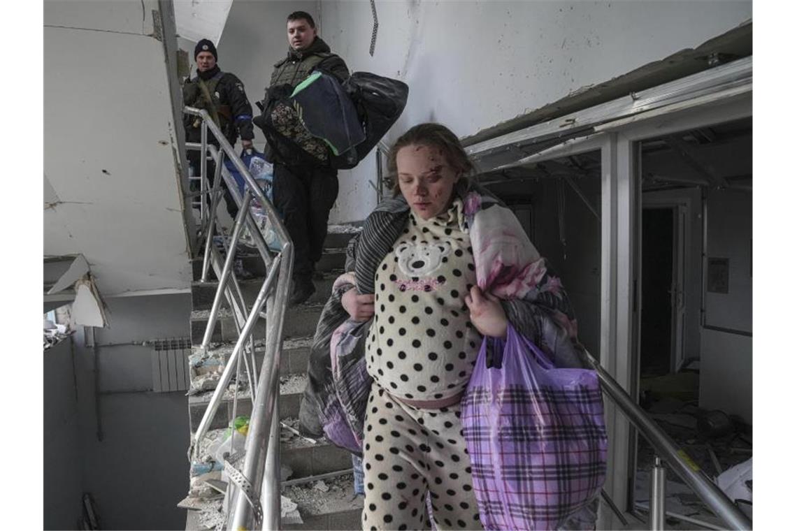 Selenskyj: Fast 100.000 evakuiert, Mariupol weiter blockiert Eine verletzte schwangere Frau in einem beschädigten Treppenhaus. Nach ukrainischen Angaben stammt das Bild aus dem beschossenen Krankenhaus in Mariupol. Foto: Evgeniy Maloletka/AP/dpa
