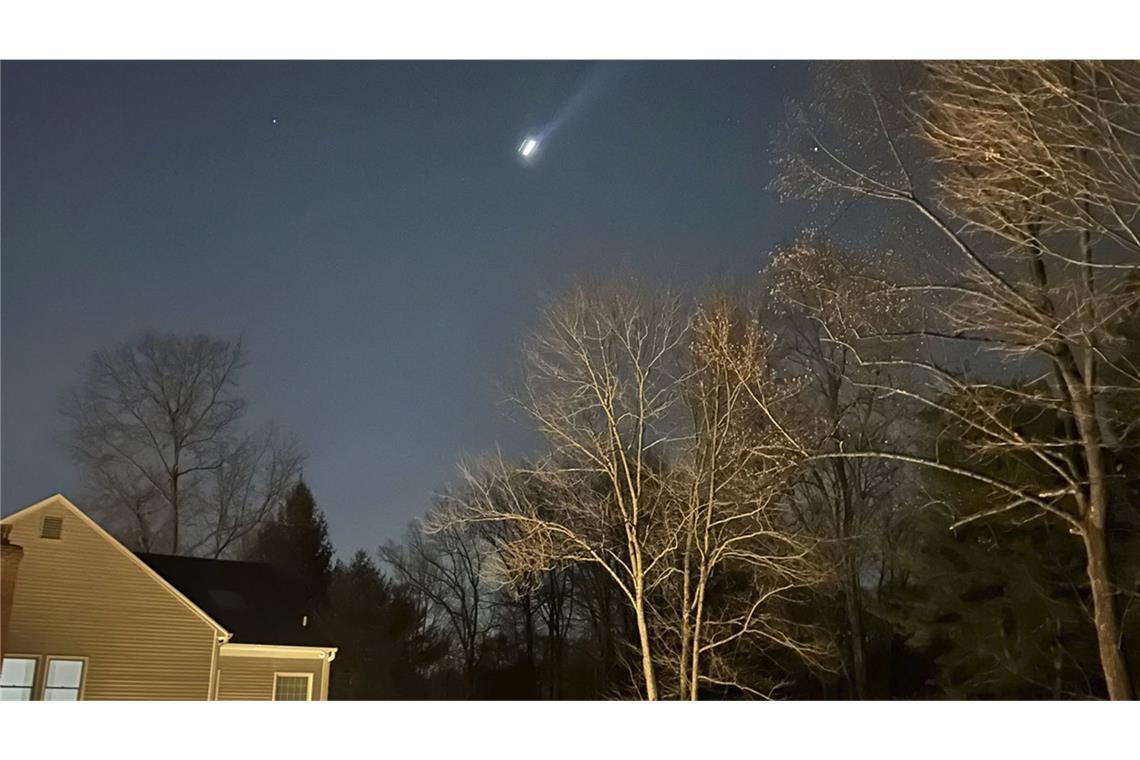 Mysteriöse Ufo-Schwärme – „Ziemlich beunruhigend, dass die da sind ohne Erklärung“ Eine vermeintliche Drohne über einem Haus an der US-Ostküste.
