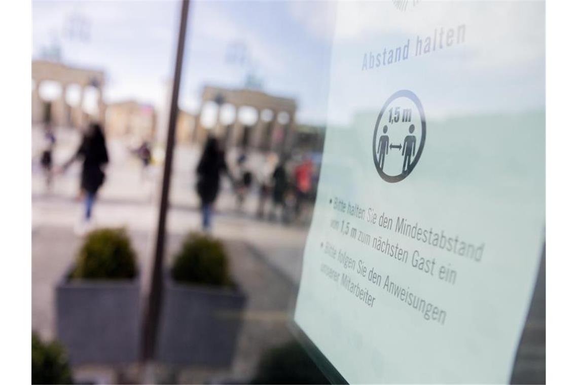 Bund will Corona-Auflagen weiter verschärfen Eine Verschärfung der Kontaktbeschränkungen, eine Art „Winter-Knigge“ mit Verhaltenshinweisen sowie weitere Schritte zum Schutz von Risikogruppen werden diskutiert. Foto: Christoph Soeder/dpa