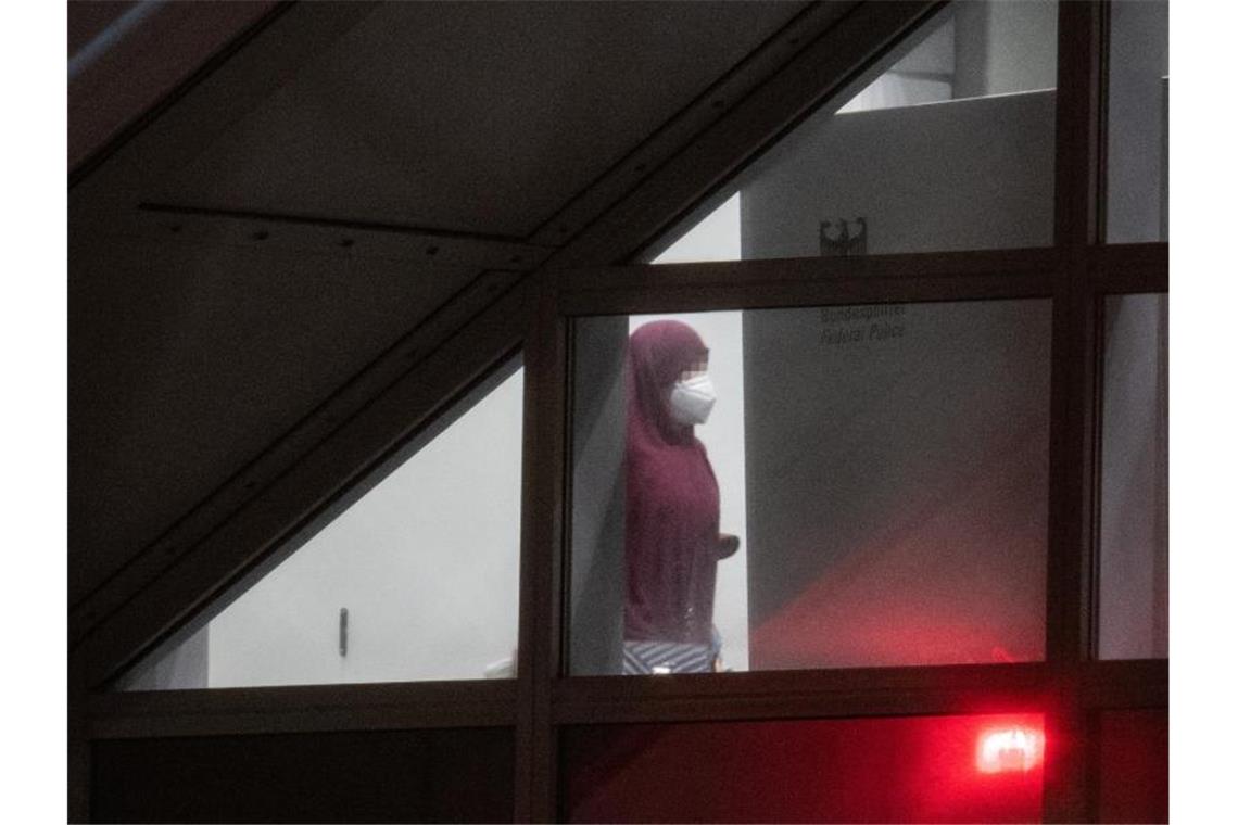 Rückkehrerinnen aus ehemaligem IS-Gebiet sollen in Haft Eine verschleierte Frau betritt einen abgeschirmten Bereich der Bundespolizei am Flughafen Frankfurt. Foto: Boris Roessler/dpa