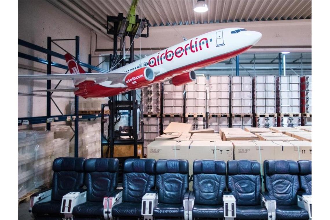 Eine Versteigerung von Air-Berlin-Erinnerungsstücken in Hamburg: Die insolvente Airline hat einen millionenschweren Kredit der Bundesregierung fast komplett zurückgezahlt. Foto: Marcel Kusch