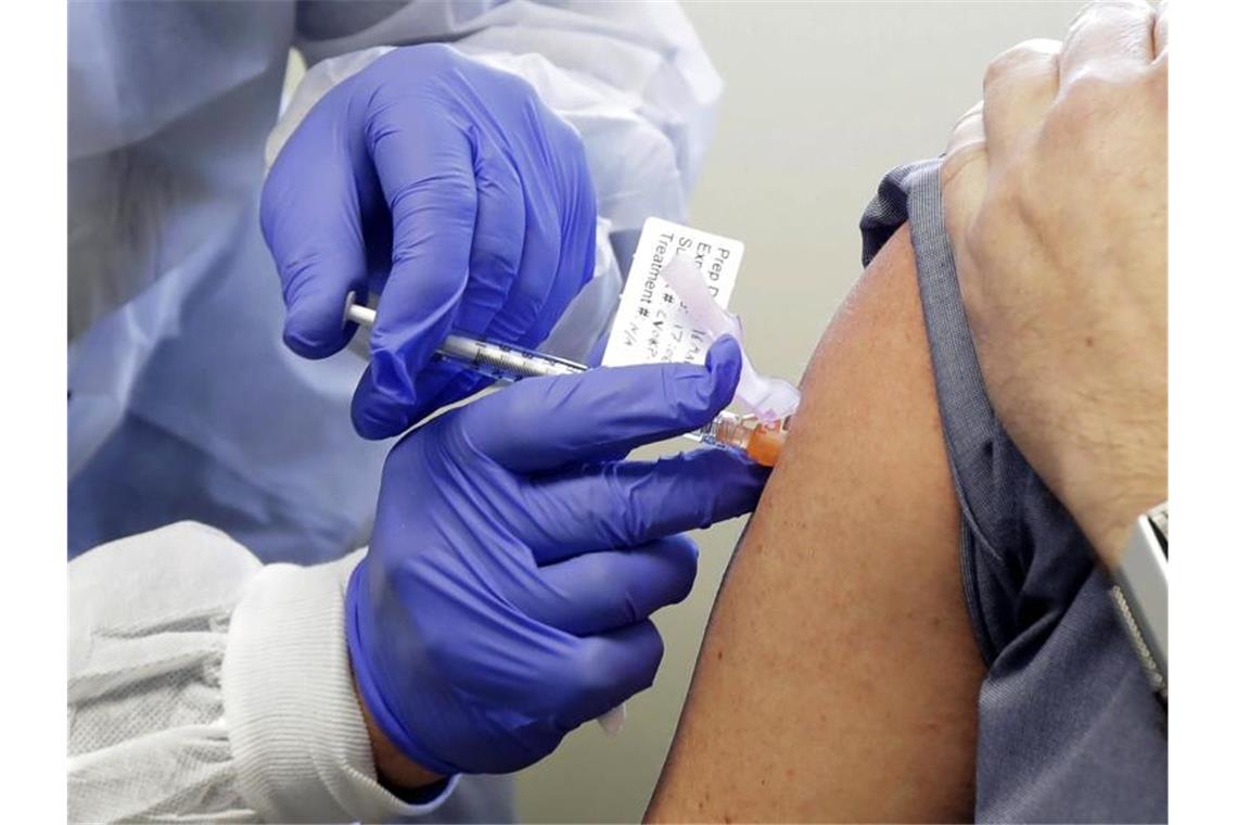 Eine Versuchsperson erhält eine Spritze mit einem potenziellen Impfstoff gegen das Coronavirus. Foto: Ted S. Warren/AP/dpa