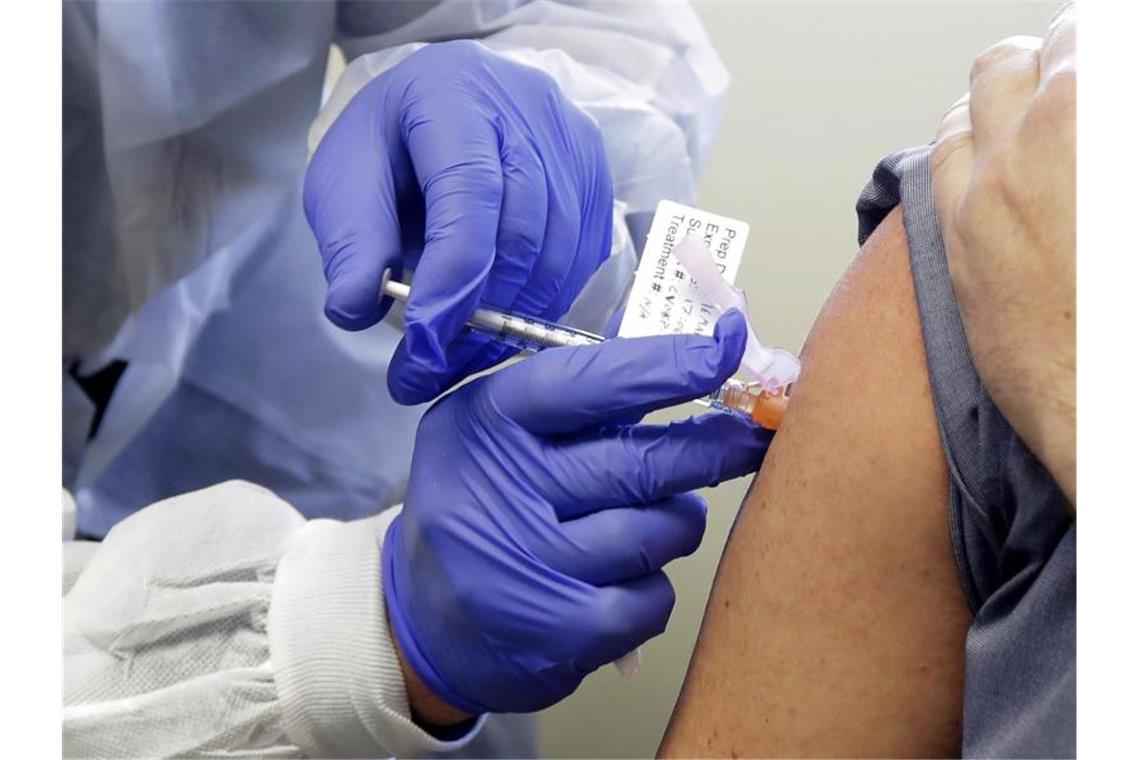 Eine Versuchsperson erhält im „Kaiser Permanente Washington Health Research Institute“ eine Spritze mit einem potenziellen Impfstoff der US-Biotech-Firma Moderna gegen Covid-19. Foto: Ted S. Warren/AP/dpa