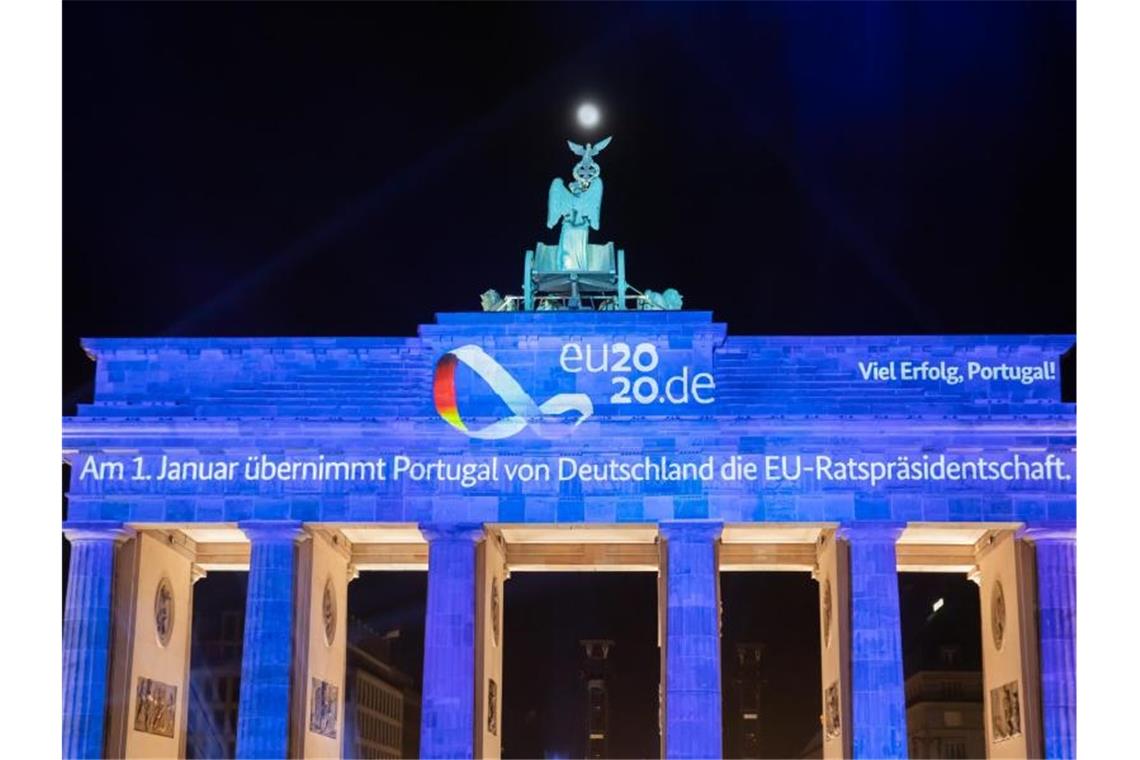 Eine Video-Projektion wird zum Abschluss der EU-Ratspräsidentschaft Deutschlands auf das Brandenburger Tor projiziert. Portugal hat die EU-Ratspräsidentschaft übernommen. Foto: Christoph Soeder/dpa