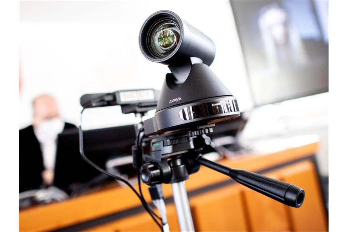 Justizministerin Gentges fordert Online-Prozesse Eine Videokamera für Verhandlungen steht in einem Gerichtssaal. Foto: Hauke-Christian Dittrich/dpa/Archivbild