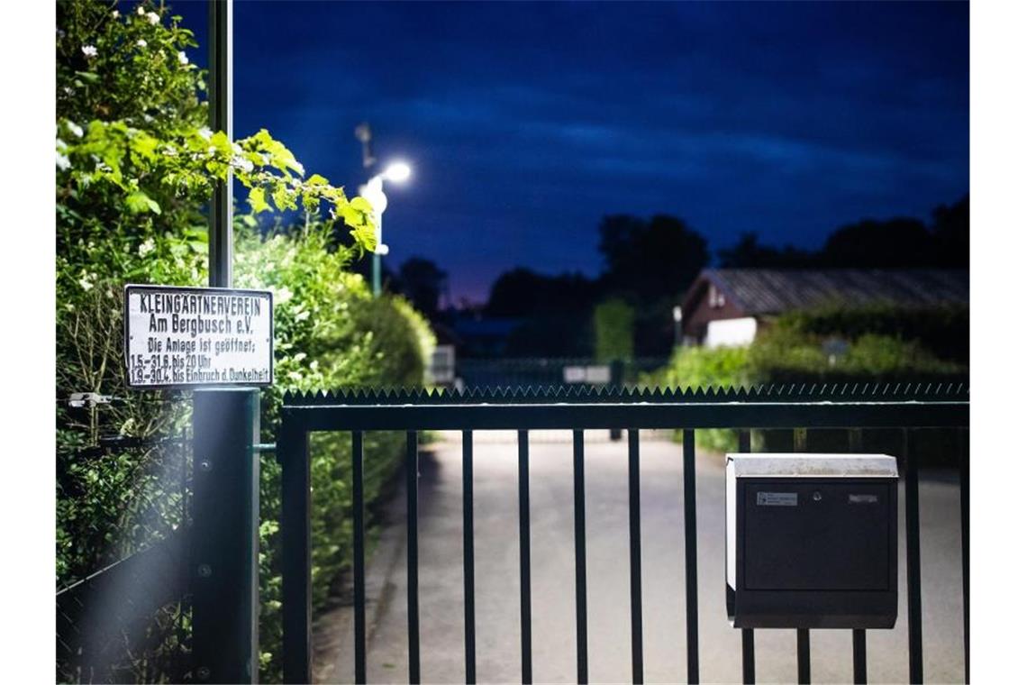 Staatsanwaltschaft erhebt Anklage im Missbrauchsfall Münster Eine Videoüberwachungsanlage steht am Eingangstor der Kleingartenanlage, in der sich zum damaligen Zeipunkt eine Gartenlaube befand, in der ein 27 Jahre alter Hauptverdächtiger den zehnjährigen Sohn seiner Lebensgefährtin missbraucht haben soll. Foto: Marcel Kusch/dpa