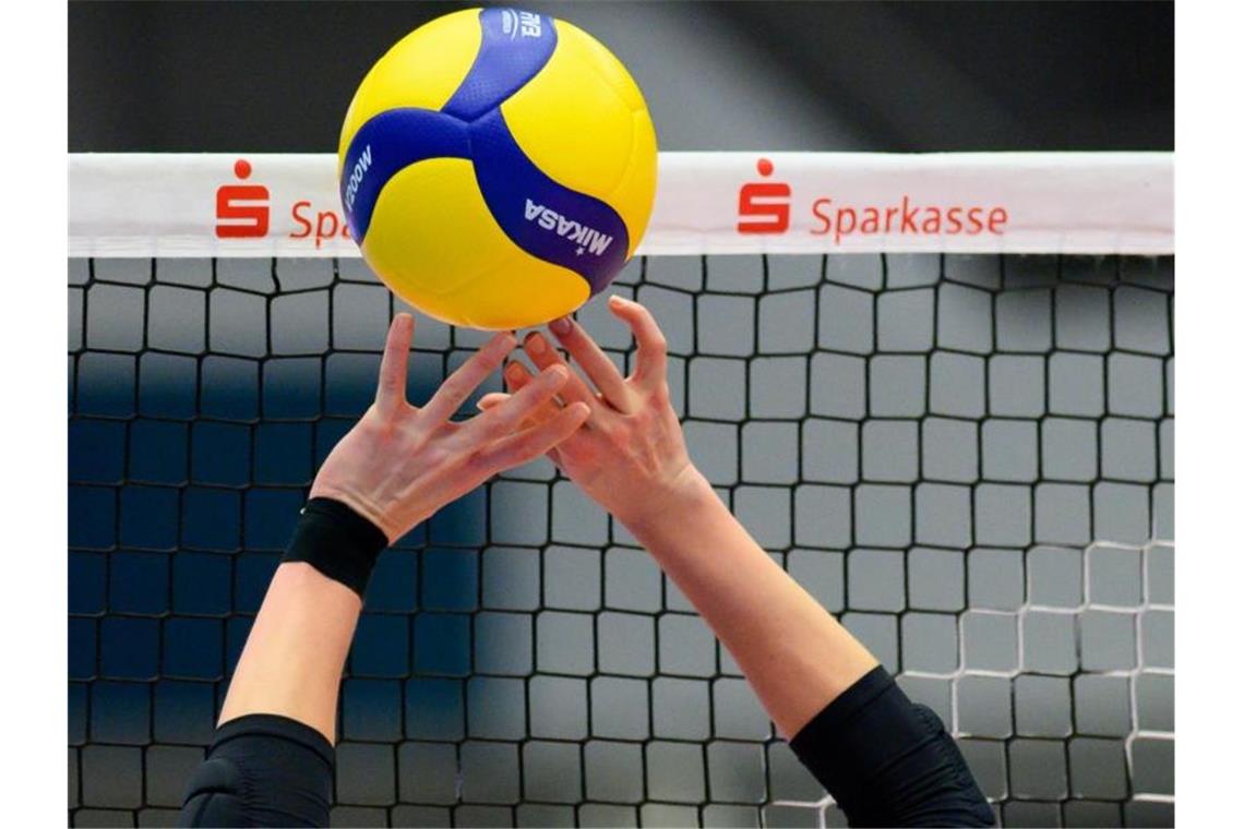 Auswärtsspiel der Stuttgarter Volleyballerinnen fällt aus Eine Volleyballspielerin spielt den Ball. Foto: Robert Michael/dpa-Zentralbild/dpa/Symbolbild