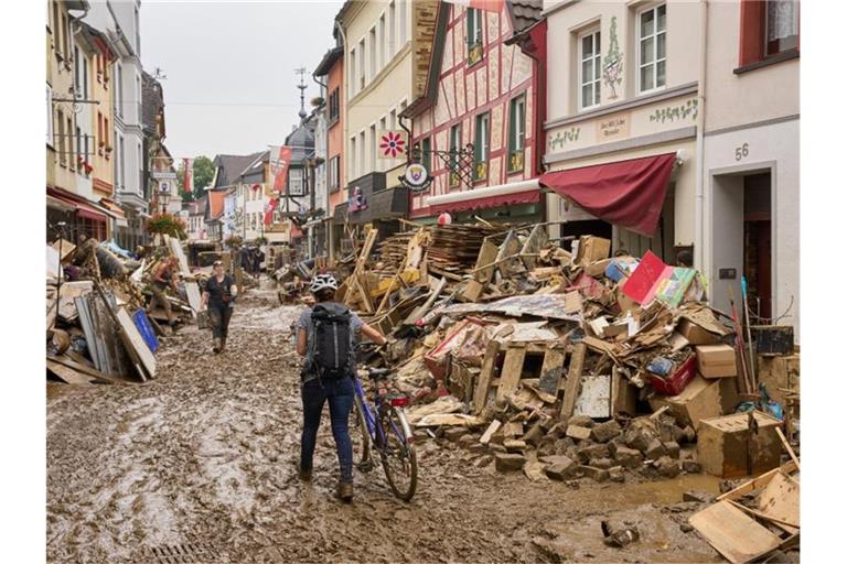 Eine vom Schlamm überflutete Straße in Ahrweiler. Foto: Thomas Frey/dpa