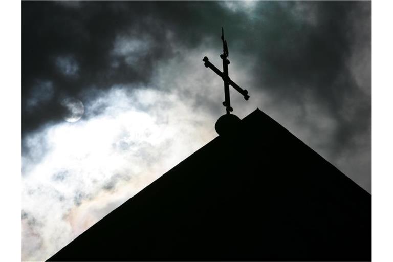 Eine von der Kirche in Auftrag gegebene Untersuchung war 2018 zu dem Ergebnis gekommen, dass seit 1946 in ihrem Bereich 3677 Minderjährige von sexuellem Missbrauch betroffen waren. Aktivisten halten die Zahl für zu niedrig. Foto: Friso Gentsch/dpa