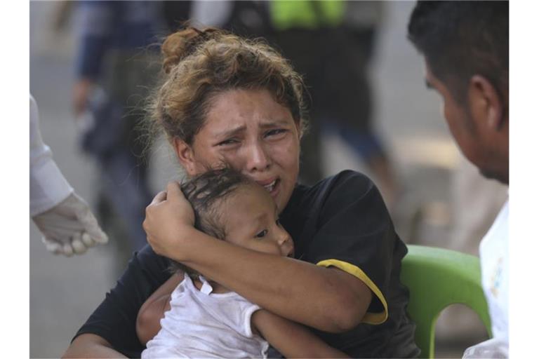 Eine von der mexikanischen Nationalgarde an der Weiterreise gehinderte Migrantin an der Grenze zwischen Guatemala und Mexiko. Foto: Marco Ugarte/AP/dpa